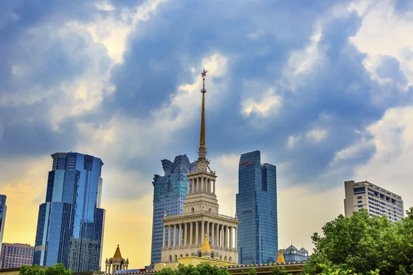 Russisch Sovjet-stijl Shanghai Exhibition Center wolkenkrabbers Shan — Stockfoto