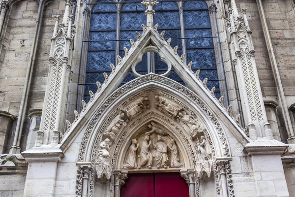 İncil'deki heykeller küçük kırmızı kapı Notre Dame Katedrali Paris Fran — Stok fotoğraf
