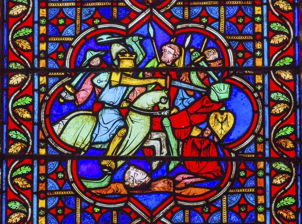 Cavaleiros lutando batalha manchado de vidro Notre Dame Paris França — Fotografia de Stock