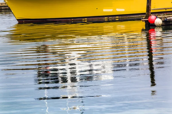 Reflexão de veleiro amarelo Westport Grays Harbor Washington Stat — Fotografia de Stock