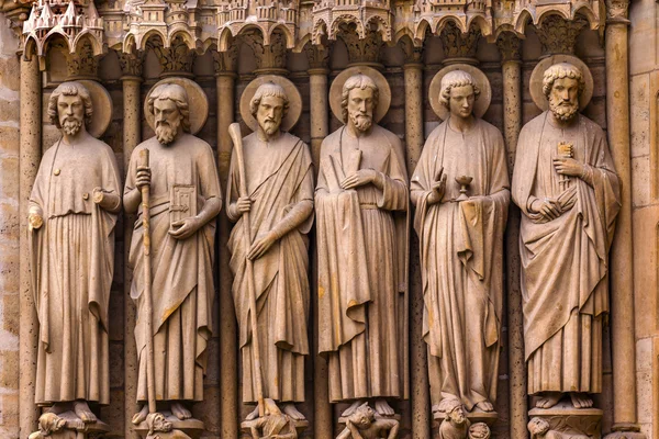 ประตูรูปปั้นนักบุญพระคัมภีร์ โบสถ์ Notre Dame ปารีส ฝรั่งเศส — ภาพถ่ายสต็อก