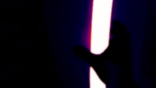Θερμική απεικόνιση των αρσενικών χεριών που κρατούν ζεστή μπαταρία. Απεικόνιση υπέρυθρης, θερμικής, νυχτερινής όρασης — Αρχείο Βίντεο