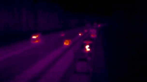 Imagen térmica de la carretera con coches en movimiento. Imágenes infrarrojas, térmicas, de visión nocturna — Vídeos de Stock