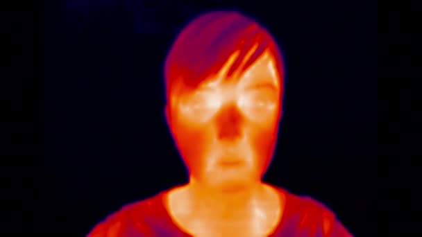 Termální pohled na bělošskou ženskou tvář. Infračervené, termální, noční vidění — Stock video
