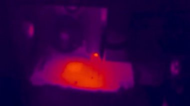 Bilgisayar sistemi ünitesinin termal kızılötesi görüntüsü, video kartı olan anakart