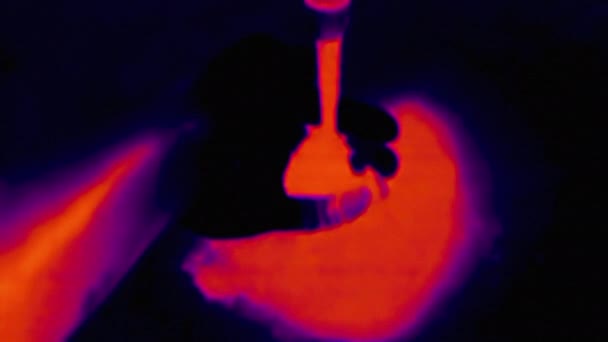 Θερμική απεικόνιση των αρσενικών χεριών που πλένονται στο νερό. Απεικόνιση υπέρυθρης, θερμικής, νυχτερινής όρασης — Αρχείο Βίντεο