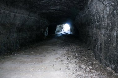 Doğal taş ve alçıtaşı mağaralarının çıkarılması ve işlenmesinde kullanılan terk edilmiş eski galeriler. Karanlık tüyler ürpertici taş, dünyanın derinliklerindeki kuvars tünelleri. Çeşitli kayalar, jeolojik ve dalak araştırmaları.