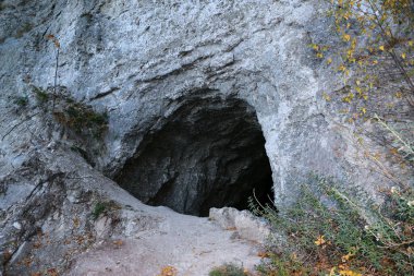 Doğal taş ve alçıtaşı mağaralarının çıkarılması ve işlenmesinde kullanılan terk edilmiş eski galeriler. Karanlık tüyler ürpertici taş, dünyanın derinliklerindeki kuvars tünelleri. Çeşitli kayalar, jeolojik ve dalak araştırmaları.