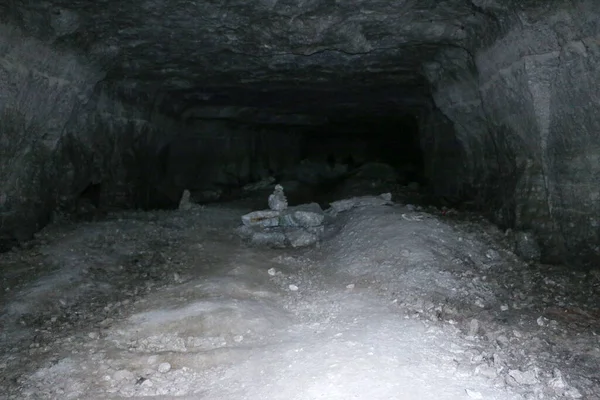 Doğal Taş Alçıtaşı Mağaralarının Çıkarılması Işlenmesinde Kullanılan Terk Edilmiş Eski — Stok fotoğraf