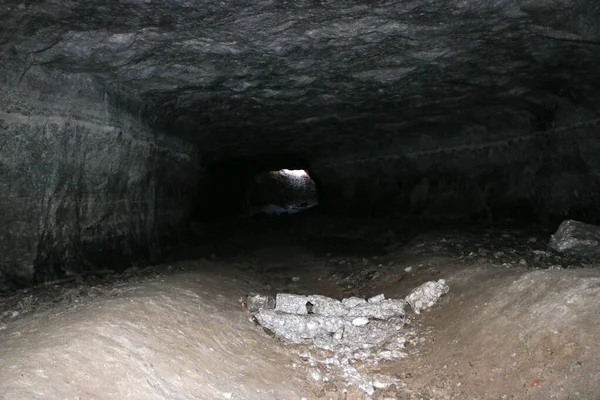 Doğal Taş Alçıtaşı Mağaralarının Çıkarılması Işlenmesinde Kullanılan Terk Edilmiş Eski — Stok fotoğraf