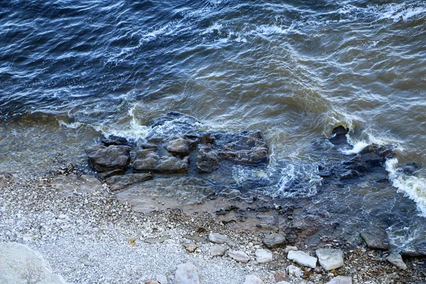 Fale Wybiegają Brzeg Rozbijają Się Skały Tworząc Wiele Bryzgów Bryzgów — Zdjęcie stockowe