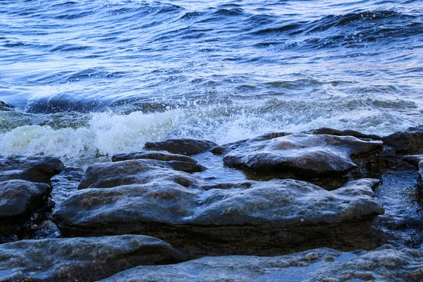 Vagues Courent Sur Rivage Écrasent Contre Les Rochers Créant Nombreuses — Photo