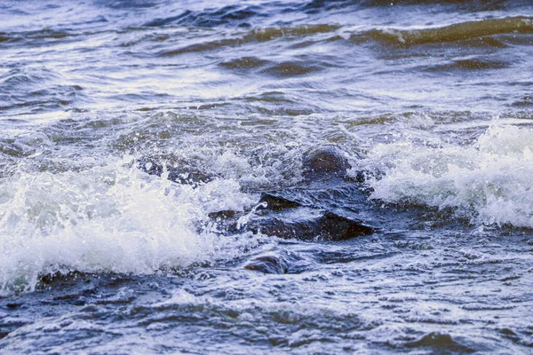 Ondas Correm Para Costa Colidem Contra Rochas Criando Muitos Salpicos — Fotografia de Stock