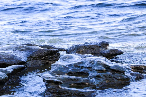 Vagues Courent Sur Rivage Écrasent Contre Les Rochers Créant Nombreuses — Photo