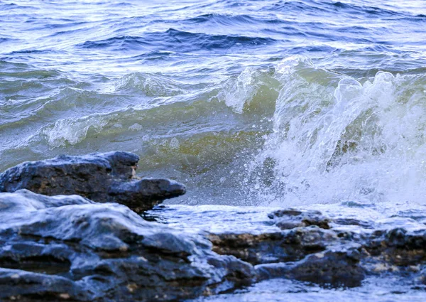 浪涌上海岸 与岩石相撞 在海岸附近产生了许多浪花和浪花 石子海岸附近的暴风雨天气 浪花汹涌 浪花汹涌 浪花汹涌 — 图库照片