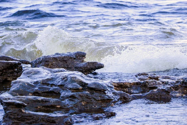 Ondas Correm Para Costa Colidem Contra Rochas Criando Muitos Salpicos — Fotografia de Stock