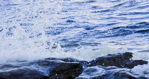 浪涌上海岸 与岩石相撞 在海岸附近产生了许多浪花和浪花 石子海岸附近的暴风雨天气 浪花汹涌 浪花汹涌 浪花汹涌 — 图库照片