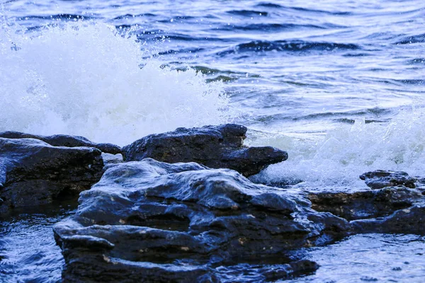 浪涌上海岸 与岩石相撞 在海岸附近产生了许多浪花和浪花 石子海岸附近的暴风雨天气 浪花汹涌 浪花汹涌 浪花汹涌 — 图库照片