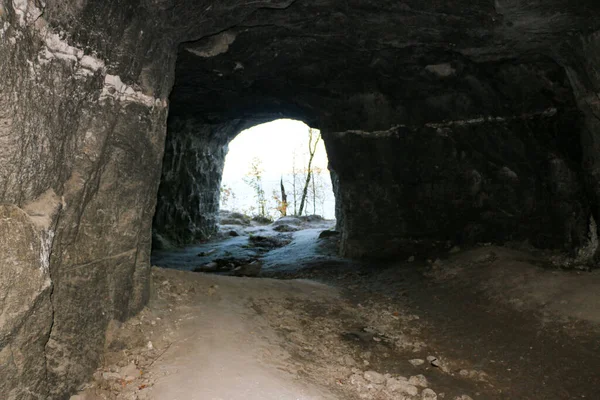 Salida Cueva Con Paredes Piedra Natural Salida Montaña Luz Solar —  Fotos de Stock