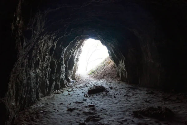 Salida Cueva Con Paredes Piedra Natural Salida Montaña Luz Solar —  Fotos de Stock