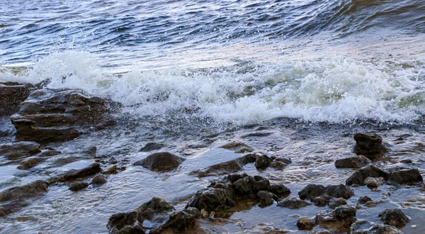 Ondas Correm Para Costa Colidem Contra Rochas Criando Muitos Salpicos — Fotografia de Stock