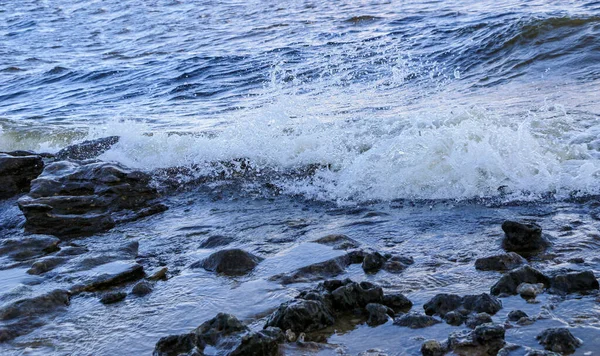 浪涌上海岸 与岩石相撞 在海岸附近产生了许多浪花和浪花 石子海岸附近的暴风雨天气 浪花汹涌 浪花汹涌 浪花汹涌 — 图库照片