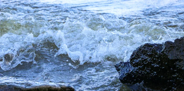Dalgalar Kıyıya Vurur Kayalara Çarpar Kıyıya Yakın Yerlerde Bir Sürü — Stok fotoğraf