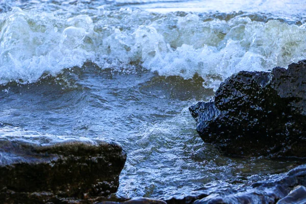Волны Вырываются Берег Разбиваются Скалы Создавая Много Всплесков Всплесков Вблизи — стоковое фото