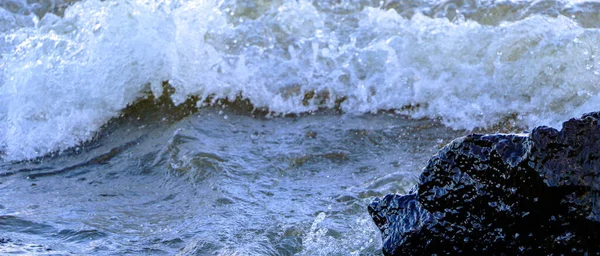 Vagues Courent Sur Rivage Écrasent Contre Les Rochers Créant Nombreuses — Photo