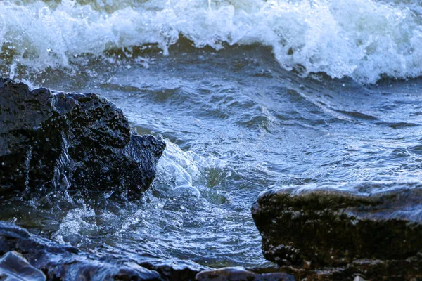 Ondas Correm Para Costa Colidem Contra Rochas Criando Muitos Salpicos — Fotografia de Stock