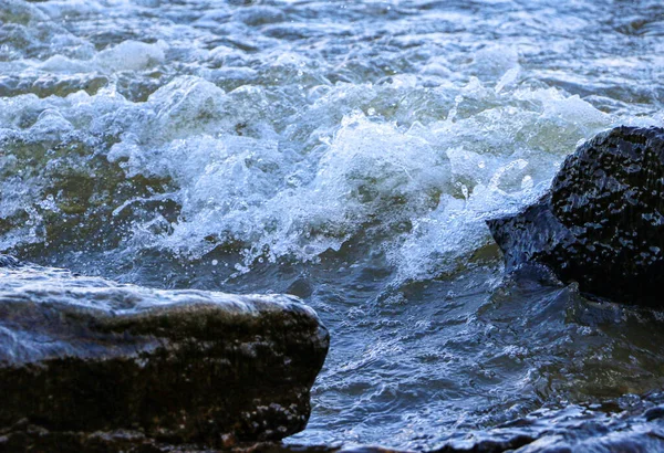 Dalgalar Kıyıya Vurur Kayalara Çarpar Kıyıya Yakın Yerlerde Bir Sürü — Stok fotoğraf