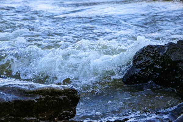 Vagues Courent Sur Rivage Écrasent Contre Les Rochers Créant Nombreuses — Photo