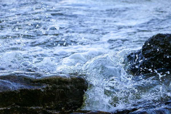 Vagues Courent Sur Rivage Écrasent Contre Les Rochers Créant Nombreuses — Photo