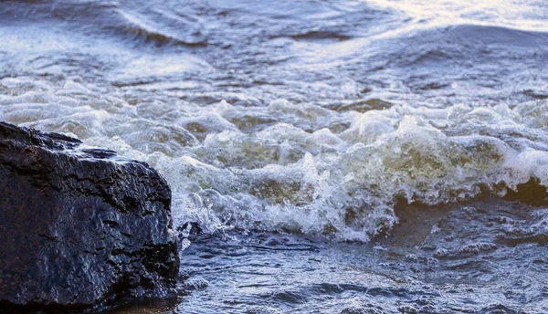 Vågor Kör Stranden Och Krascha Mot Klipporna Vilket Skapar Många — Stockfoto