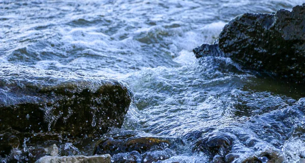 Κύματα Τρέχουν Στην Ακτή Και Συντρίβονται Στα Βράχια Δημιουργώντας Πολλές — Φωτογραφία Αρχείου