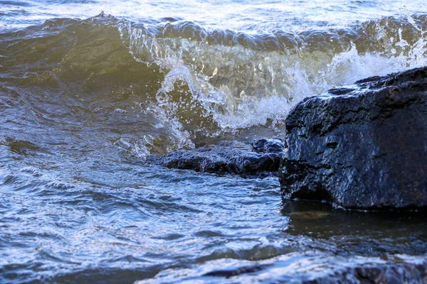 Vagues Courent Sur Rivage Écrasent Contre Les Rochers Créant Nombreuses — Photo