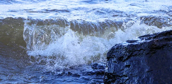 Волны Вырываются Берег Разбиваются Скалы Создавая Много Всплесков Всплесков Вблизи — стоковое фото