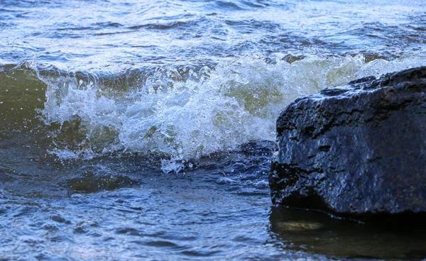 Vagues Courent Sur Rivage Écrasent Contre Les Rochers Créant Nombreuses — Photo