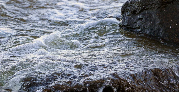 Vagues Courent Sur Rivage Écrasent Contre Les Rochers Créant Nombreuses — Photo