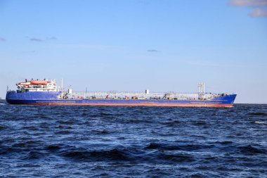 Bir sanayi tüccarı fırtınadan önce küçük dalgalar üzerinde yelken açar. Kargoyu taşıyan gemi malların teslimat noktasına gidiyor..