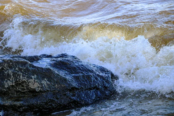 Vagues Courent Sur Rivage Écrasent Contre Les Rochers Créant Nombreuses — Photo