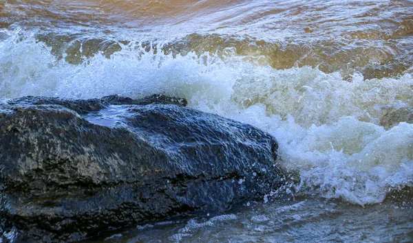 Onde Corrono Sulla Riva Schiantano Contro Rocce Creando Molti Spruzzi — Foto Stock