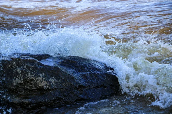 Onde Corrono Sulla Riva Schiantano Contro Rocce Creando Molti Spruzzi — Foto Stock