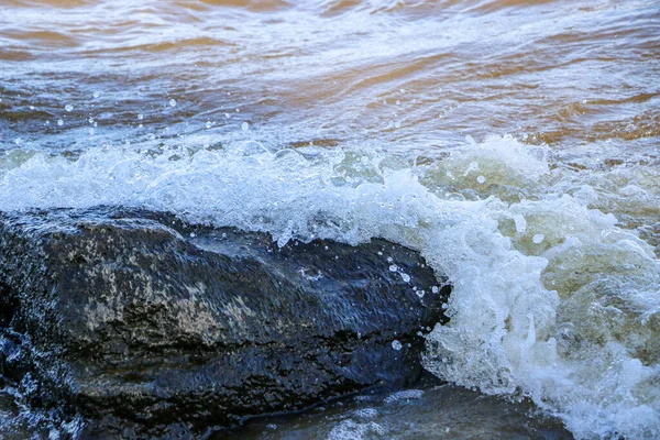 浪涌上海岸 与岩石相撞 在海岸附近产生了许多浪花和浪花 石子海岸附近的暴风雨天气 浪花汹涌 浪花汹涌 浪花汹涌 — 图库照片