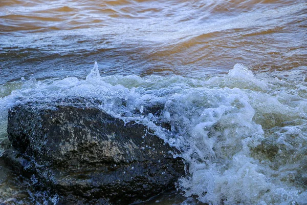 Olas Corren Hacia Orilla Chocan Contra Las Rocas Creando Muchos —  Fotos de Stock