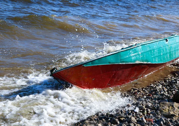 Altes Rostiges Fischerboot Liegt Der Kiesküste Des Flusses Die Wellen — Stockfoto
