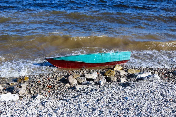 Old Rusty Fishing Boat Lies Pebble Coast River Waves Tide — Stock Photo, Image