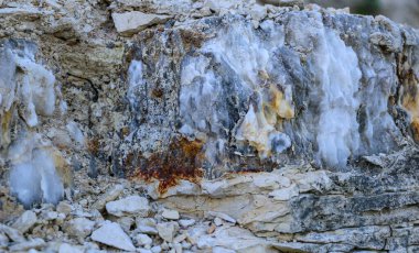 Farklı renkte kuvars kayaları. Gri, beyaz, turuncu kuvars depozitoları. Çeşitli taş birikintilerinde ve farklı kaya katmanlarında işlenmemiş yarı değerli taş çeşitliliği..