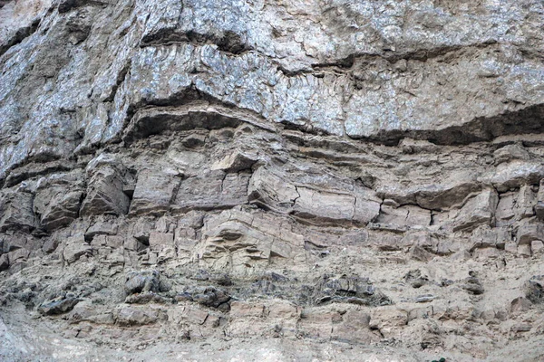石膏の抽出のための採石場で地球の砂石膏カット 浸食後の砂 石英及び石膏鉱石の堆積物と異なる土壌層の山のテクスチャ — ストック写真