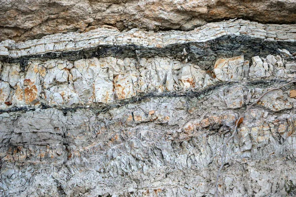 采石场中的砂石膏切割 用于提取石膏 不同土层与砂 石英和石膏矿床经侵蚀后的山区结构 — 图库照片